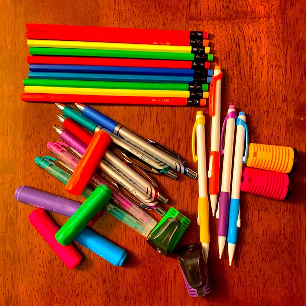 💕BOGO FREE Pens & Pencils Bundle💕